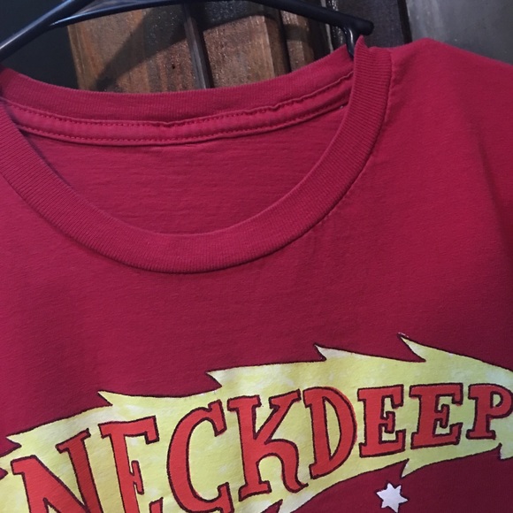 Red neck deep tee shirt - Picture 3 of 4
